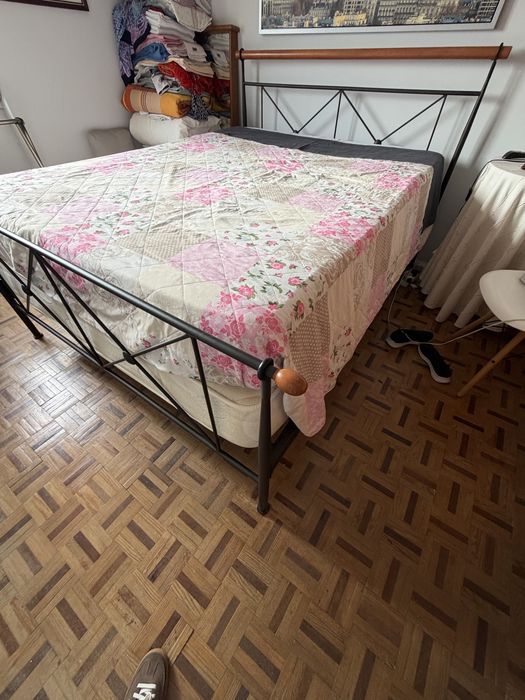 Cama casal em ferro com 2 colchões