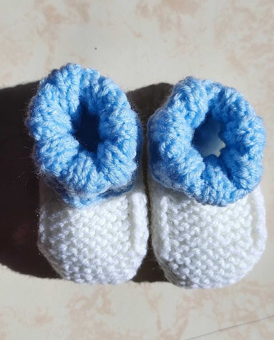 Meias / Sapatinhos de Bebé em Lã Antialérgica feitas à Mão