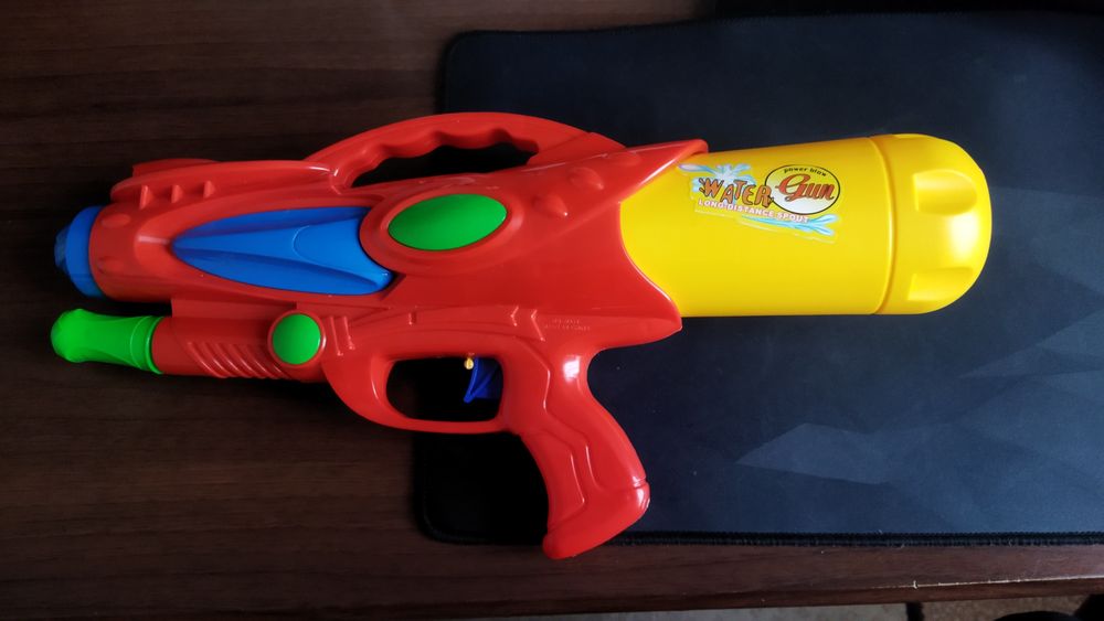 Игрушечный водный пистолет
