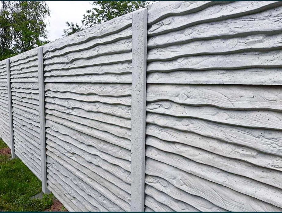 Залізобетонний забор, паркан. Огорожі. Ворота. Бетонні стовпи.