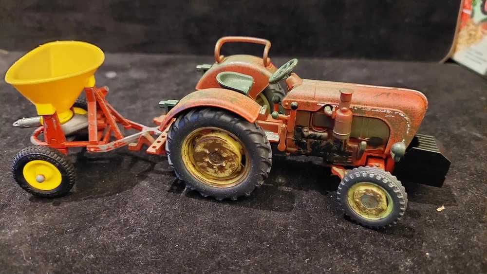 Siku 4458 Porsche Diesel Super 308 z rozrzutnikiem nawozu  1:32