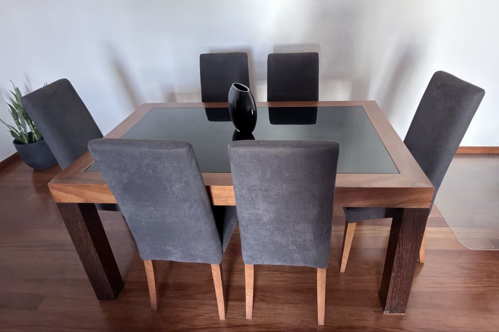 Conjunto de mesa e cadeiras cinza