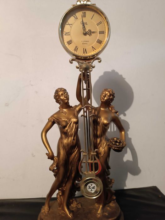 Relógio decorativo.