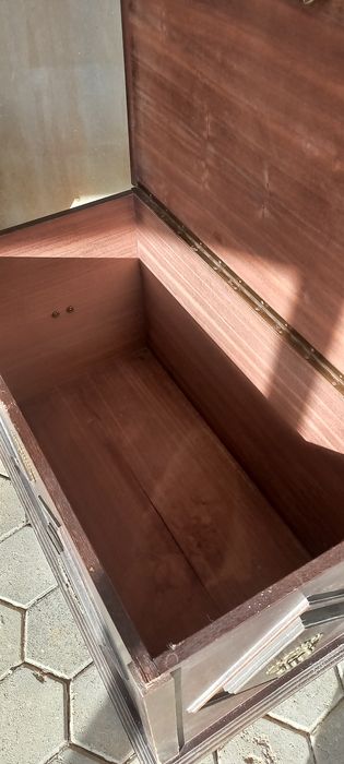 Baú antigo em mogno ( alt.53; lar.51; comp.1m)