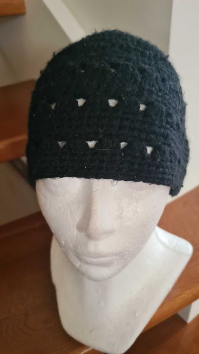 Czarna ażurowa jesienna czapka