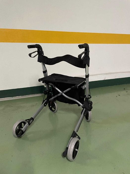 Andarilho com rodas e assento