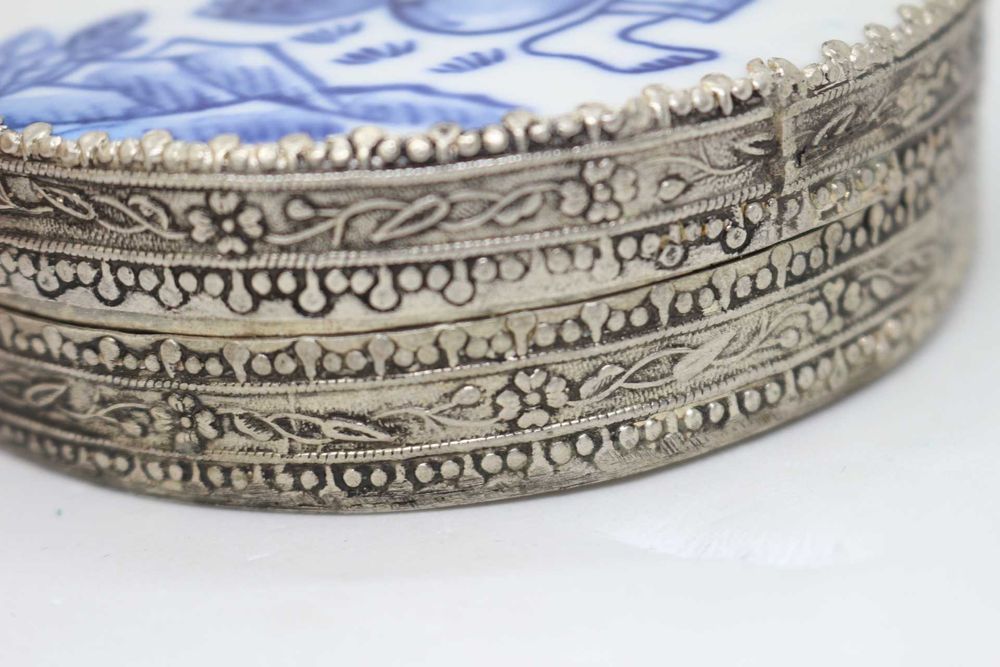 Caixa em Porcelana e Prata Chinesa Azul e Branco Espelho Figura