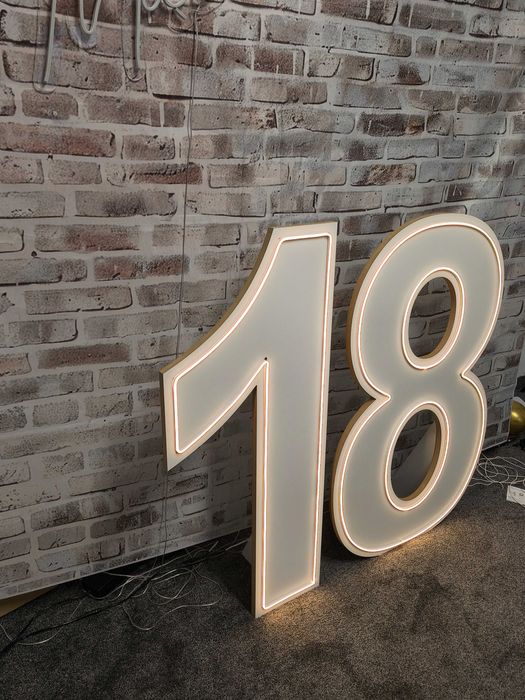 Cyfra 18 , neonowa,  NOWOŚĆ