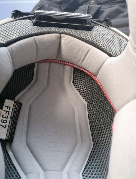 Capacete modular com espelho retrovisor