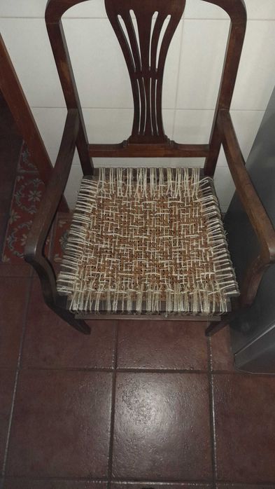 Cadeira de madeira de corda