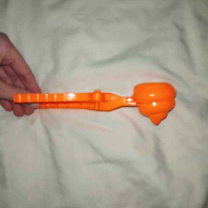 Снежко леп какашка маленький оранжевий