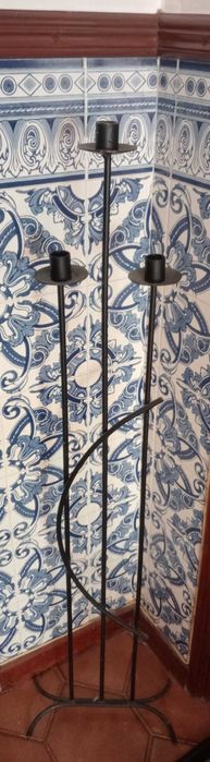 Castiçal de pé em ferro