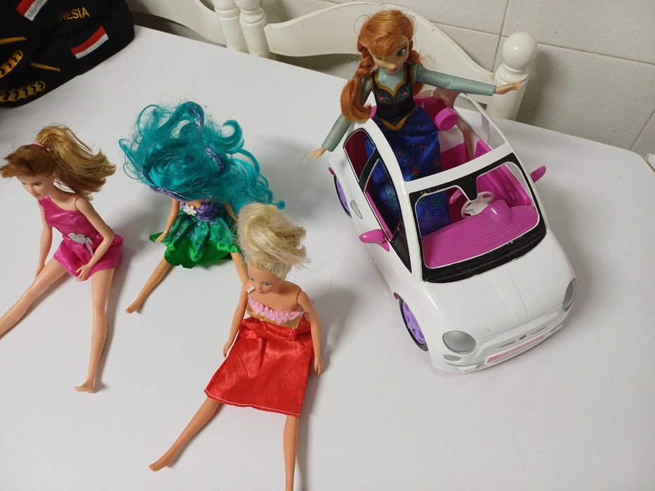 Carro Fiat 500 com 3 Barbies e a Ana do filme Frozen