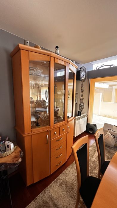 Conjunto mesa de sala de jantar com 6 cadeiras e Vitrina