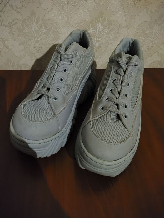 Кросівки жіночі 39 розмір