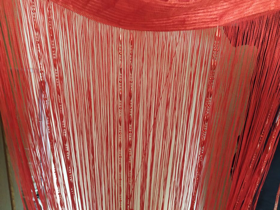 Тюль червона, тюль нитка, макарони, 2 штуки по 1.5 м.