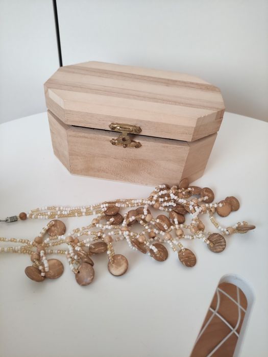 Szkatułka na biżuterię + naszyjnik