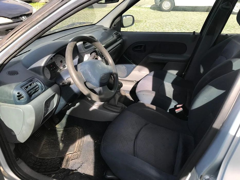 Renault Clio II 1.2 16V 5P 2001 - Para Peças