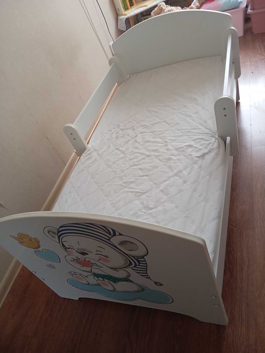 Łóżko dziecięce z materacem.