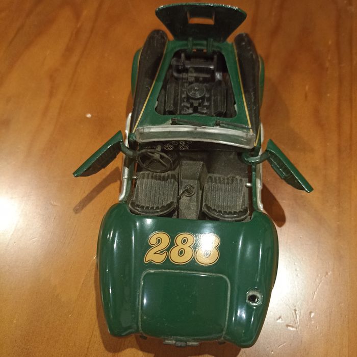 Carro miniatura Bburago 1:24 e outros