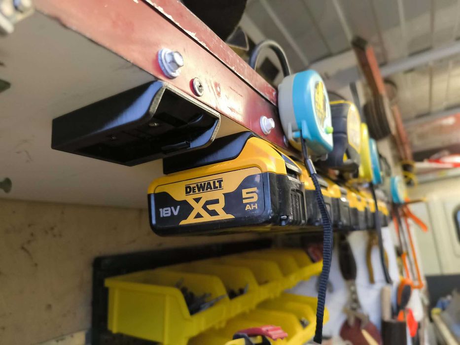 Uchwyt (holder) do baterii DeWalt.
