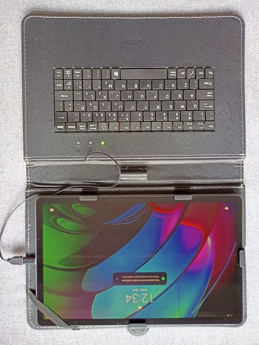 Uniwersalne etui z klawiaturą do tabletu 9,7 - 11 cali