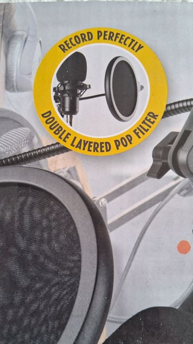 Студійний мікрофон з штативом