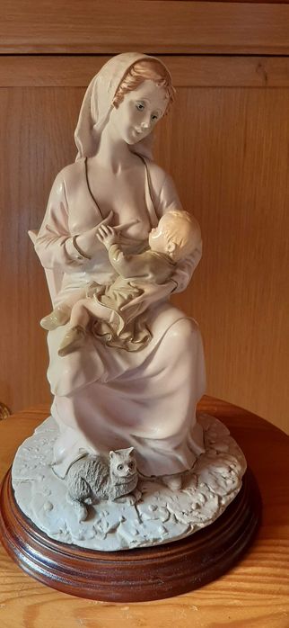 Estatueta mae com filho