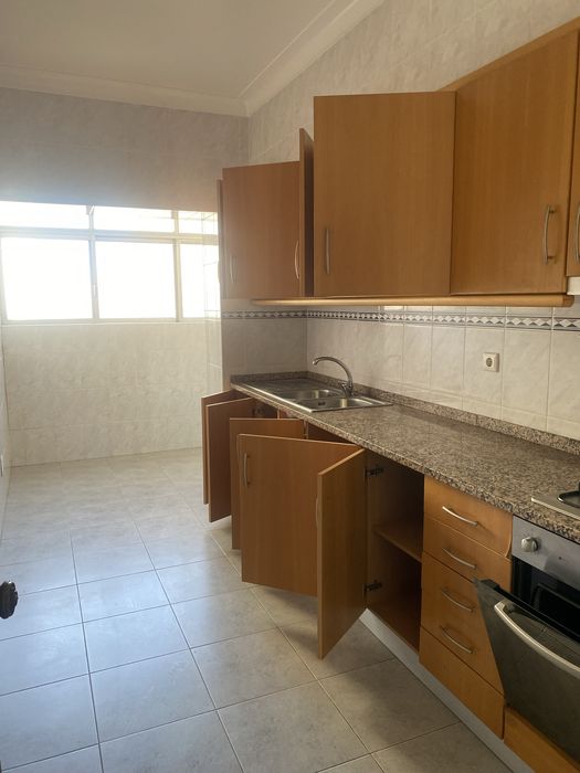 Vende-se T2_Av. Marquês de Pombal