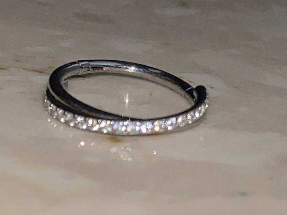 Unisex kolczyk 12 mm piercing 16 G zakręcone kółko segment Tytan