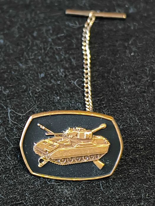 Emblema em latão militar  representativo de um curso de carros de combate