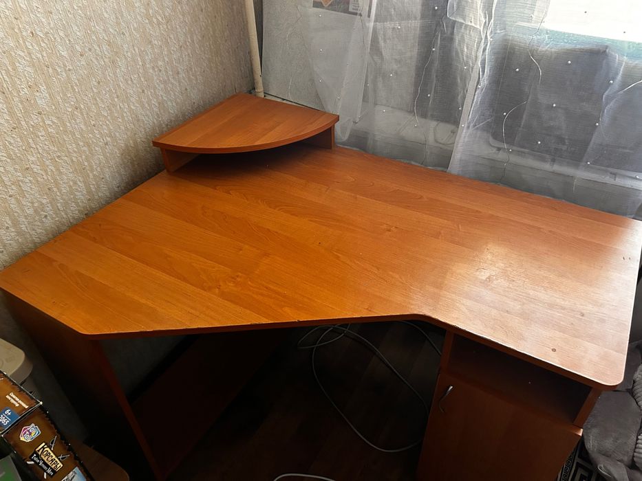 Стіл(офісний, компʼютерний)