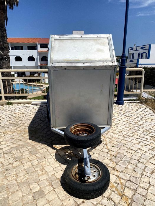 Vendo reboque fechado