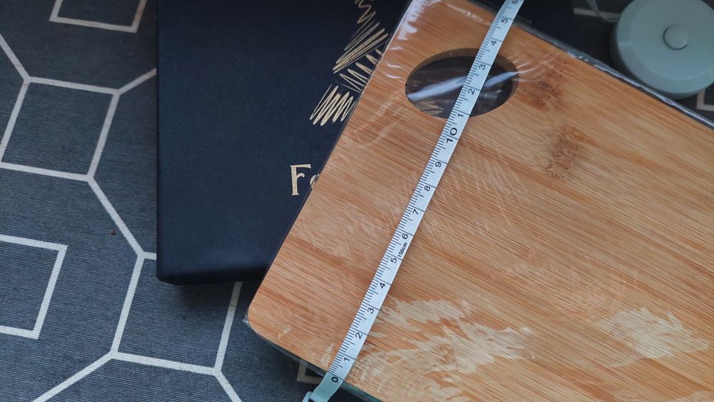 Conjunto de facas para queijo  e uma tábua de corte