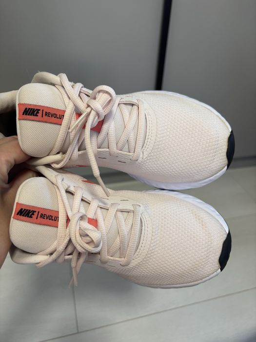Кросівки жіночі Nike Revolution 5 р.38