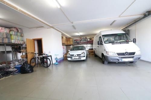 Arrenda se armazem com 125 m2