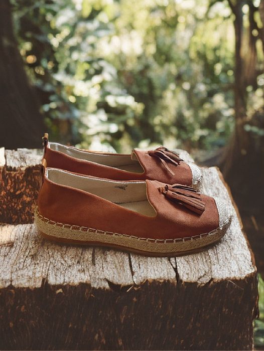 Nowe zamszowe espadryle z frędzlami camel rude