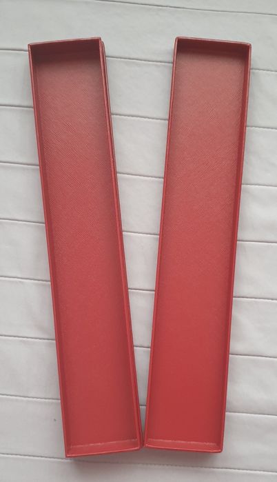 Długie, czerwone pudełko prezentowe