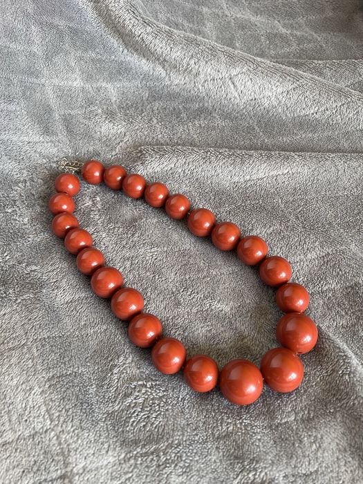 Brązowe korale na żyłce