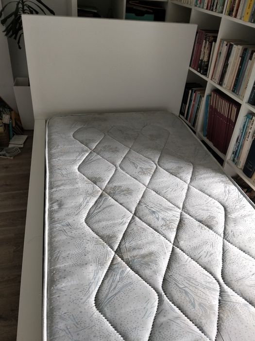 Cama solteiro IKEA com estrado e colchão