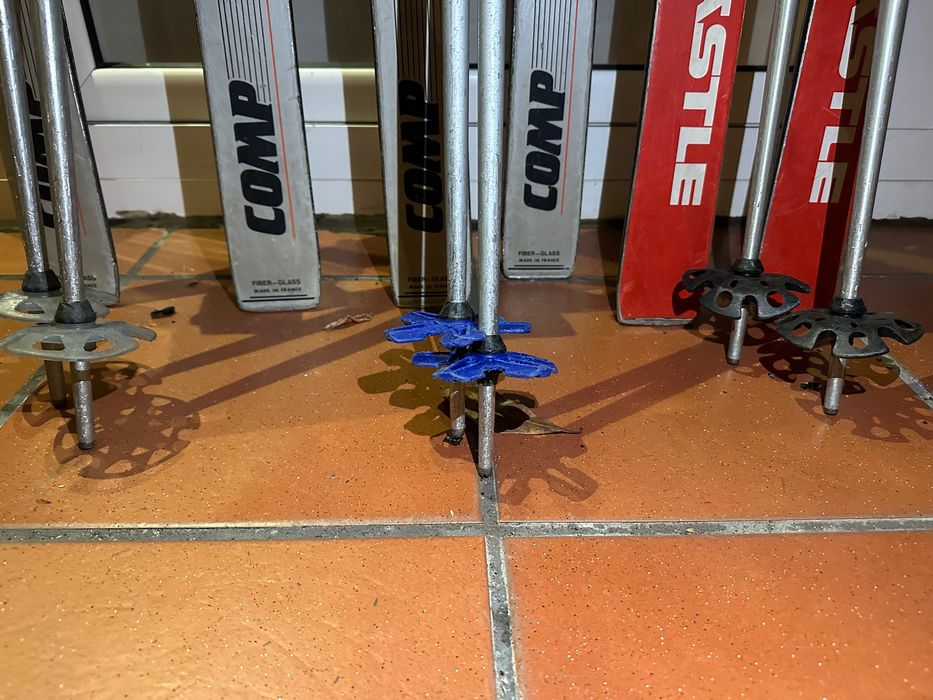 Skis Lange 165 cm e Kastle 160 cm (3 pares) com fixações Salomon e bastões