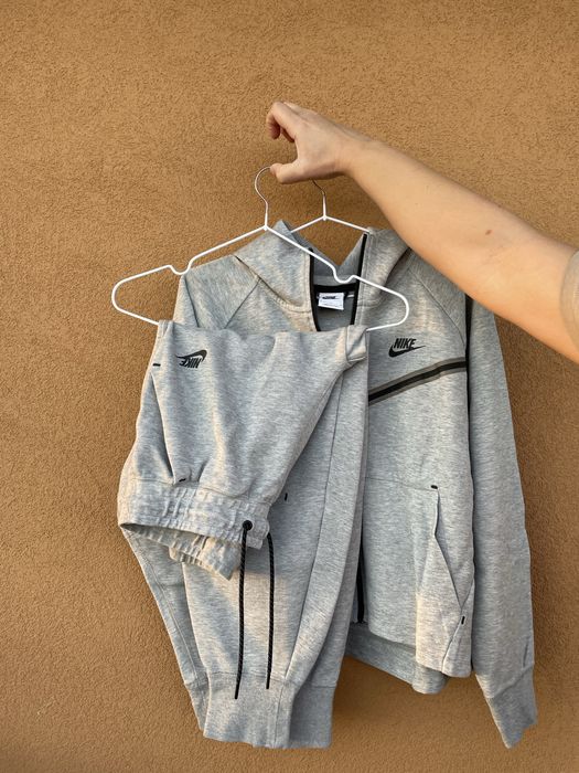 Fato de treino nike tech femenino, muito pouco uso, em otimo estado.