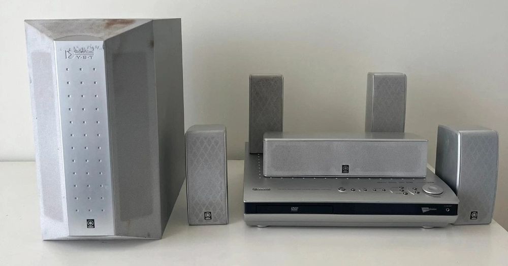 Sistema de vídeo e som (Yamaha) com leitor de DVD