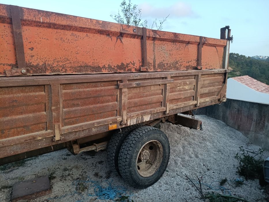 Várias alfaias agrícolas e trator de rastos