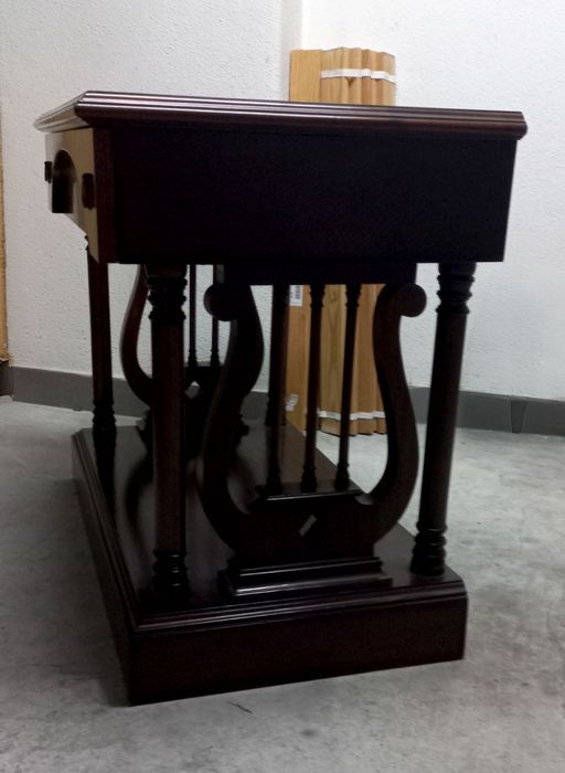 Móvel de apoio clássico - mesa para televisão ou consola de entrada
