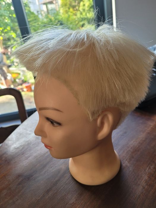 Główka blond krótkie włosy