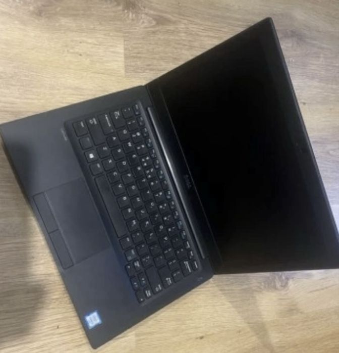 Używany sprawny laptop DELL LATITUDE 7390 działa z zasilaczem