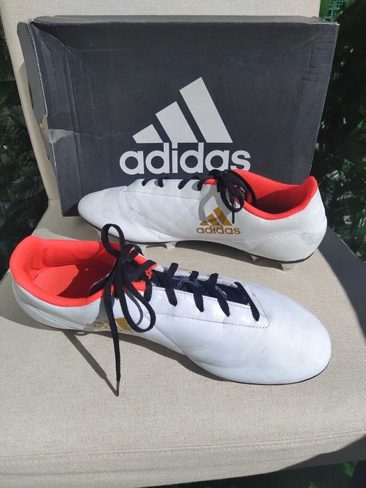 chuteiras em branco sapatilhas Adidas