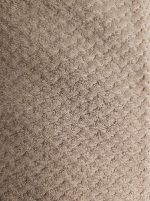 Sofá de 2 lugares com pés de madeira.