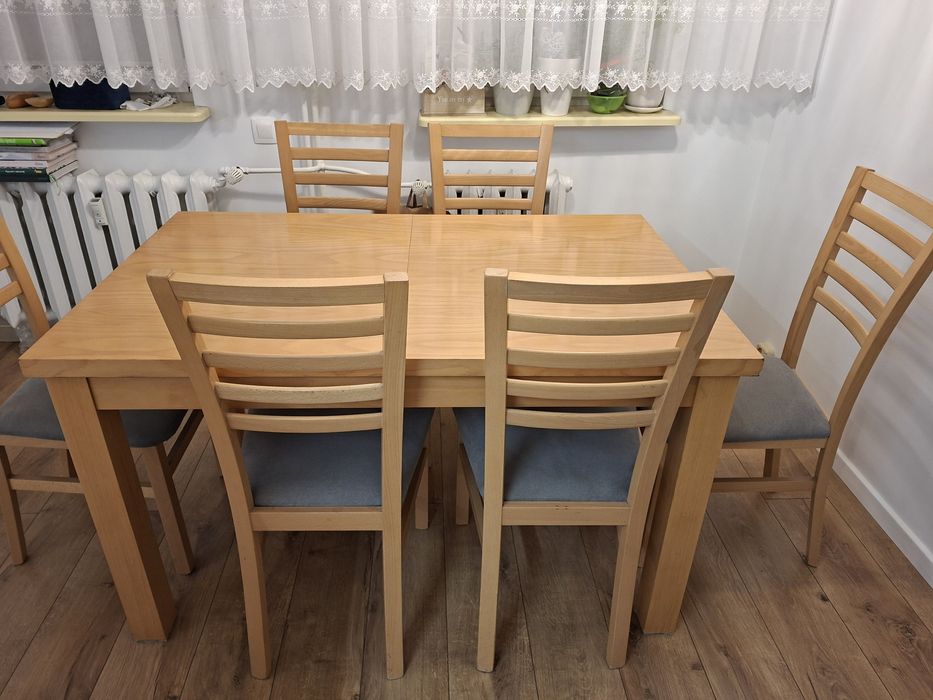 Krzesła i stół kuchenny